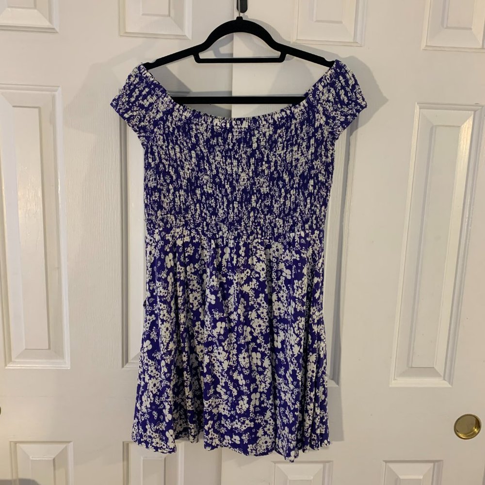 BLUE AND WHITE FLORAL OFF-THE-SHOULDER DRESS (EXPRESS)